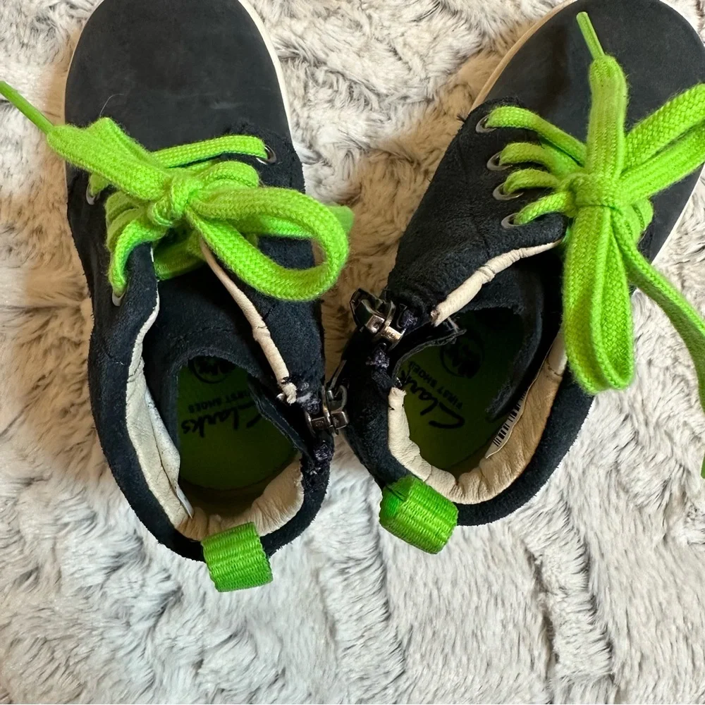 Clarks Boys Suede Boots side zip size 6 toddler